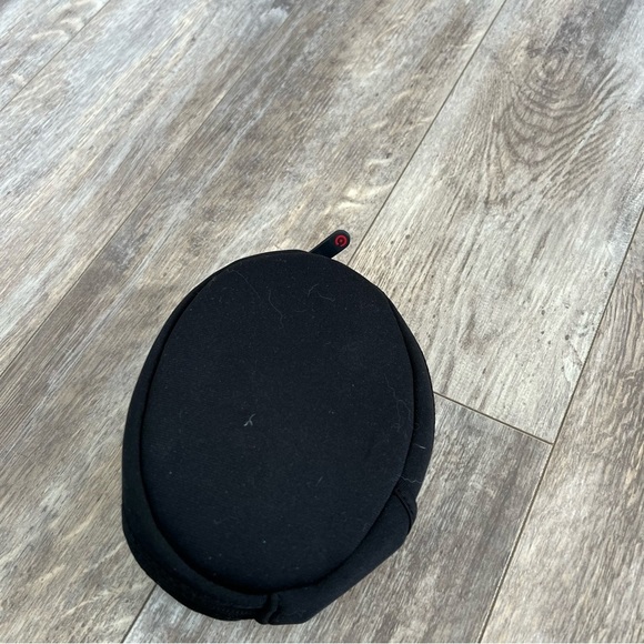 Beats by Dre Solo Wired Headphones - Red Special Edition - Picture 4 of 11